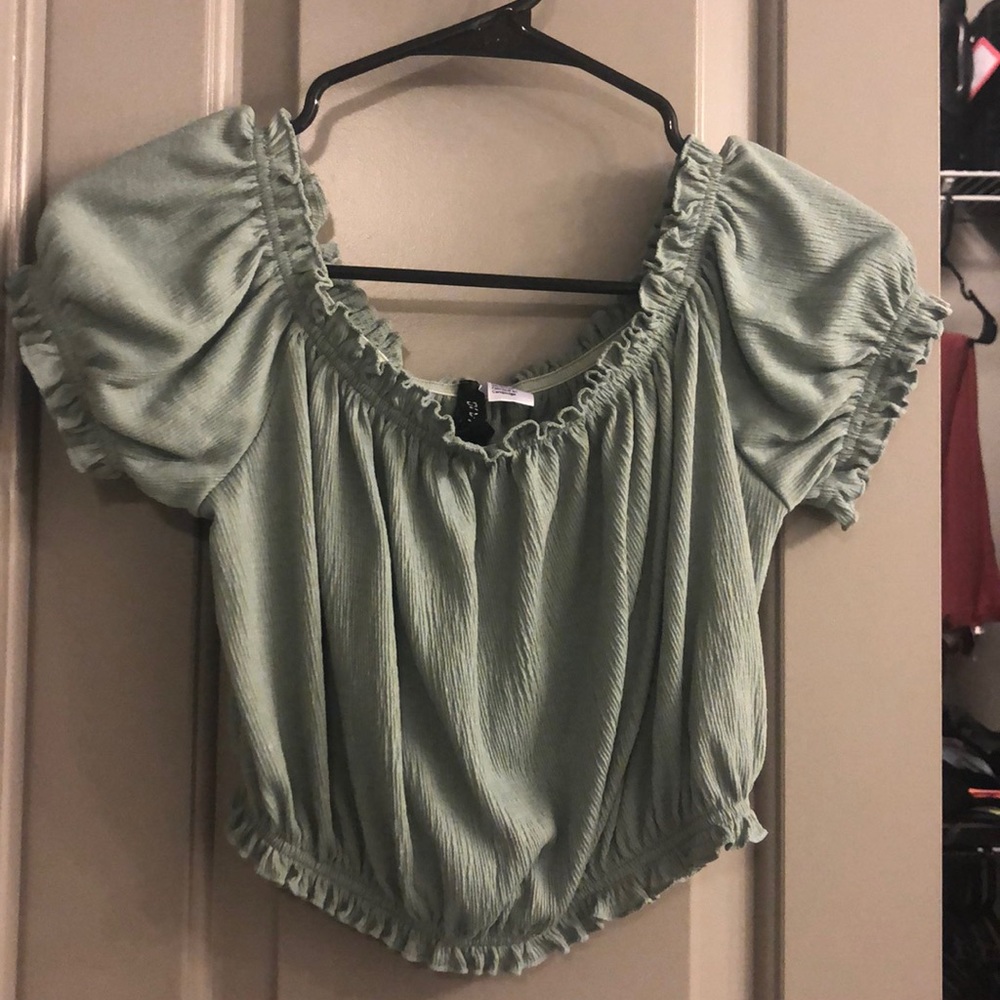 Sage green crop top 💚